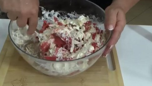 IZDAŠNA OBROK SALATA GOTOVA ZA 10 MINUTA: Veoma je zasitna i ukusna IZDAŠNA OBROK SALATA GOTOVA ZA 10 MINUTA: Veoma je zasitna i ukusna