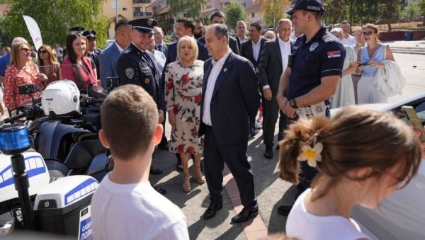 ПОСЕБНА БРИГА О БЕЗБЕДНОСТИ УЧЕНИКА: Школе чува 2.388 полицајаца ПОСЕБНА БРИГА О БЕЗБЕДНОСТИ УЧЕНИКА: Школе чува 2.388 полицајаца