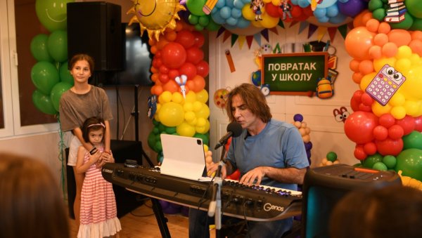 АПЛАУЗИ, ОВАЦИЈЕ И НИКАД СРЕЋНИЈИ ПОВРАТАК У ШКОЛУ! Жељко Митровић направио невероватно изненађење за своје другаре из Звечанске АПЛАУЗИ, ОВАЦИЈЕ И НИКАД СРЕЋНИЈИ ПОВРАТАК У ШКОЛУ! Жељко Митровић направио невероватно изненађење за своје другаре из Звечанске