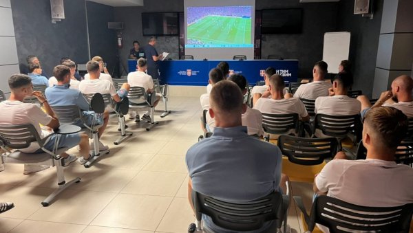 ПРВИ САСТАНАК: Селектор Стојковић држао предавање фудбалерима Србије пред меч са Шпанијом ПРВИ САСТАНАК: Селектор Стојковић држао предавање фудбалерима Србије пред меч са Шпанијом
