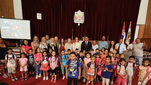 PODRŠKA KRAGUJEVAČKIM ĐACIMA ROMSKE NACIONALNOSTI: Stotinu dece dobilo besplatan školski pribor i opremu PODRŠKA KRAGUJEVAČKIM ĐACIMA ROMSKE NACIONALNOSTI: Stotinu dece dobilo besplatan školski pribor i opremu
