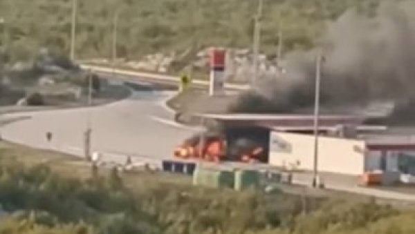 ОДЈЕКНУЛА СНАЖНА ЕКСПЛОЗИЈА КОД СПЛИТА: Аутомобил се закуцао у бензинску пумпу, има повређених (ВИДЕО) ОДЈЕКНУЛА СНАЖНА ЕКСПЛОЗИЈА КОД СПЛИТА: Аутомобил се закуцао у бензинску пумпу, има повређених (ВИДЕО)