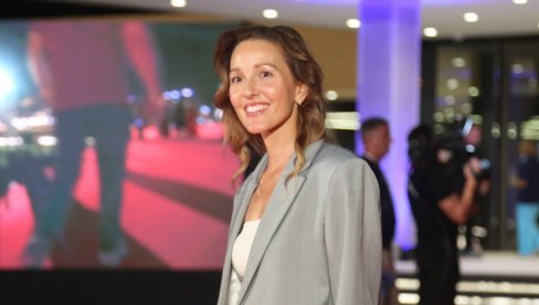 NIKAD KRAĆA: Beograđani su gledali u mini suknju Jelene Đoković (FOTO) NIKAD KRAĆA: Beograđani su gledali u mini suknju Jelene Đoković (FOTO)