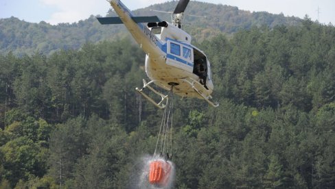 VATRU GASI I HELIKOPTER: Požar na planini Troglav kod Kraljeva i dalje aktivan (FOTO) VATRU GASI I HELIKOPTER: Požar na planini Troglav kod Kraljeva i dalje aktivan (FOTO)