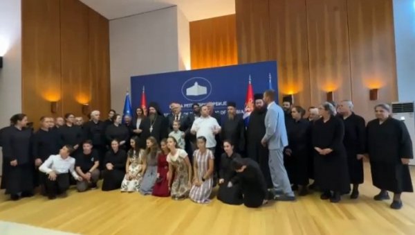 ЕМОТИВНО: Погледајте како премијер са грчким монахињама које деценијама помажу српски народ певају Тамо далеко (ВИДЕО) ЕМОТИВНО: Погледајте како премијер са грчким монахињама које деценијама помажу српски народ певају Тамо далеко (ВИДЕО)