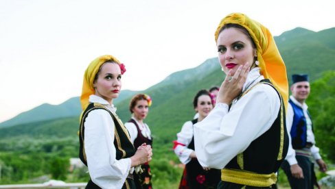 NE MRZETI SRBE ZA NJIH JE GREH: Šta se krije iza zabrane izložbe fotografija Susret na Tromeđi u Sinju NE MRZETI SRBE ZA NJIH JE GREH: Šta se krije iza zabrane izložbe fotografija Susret na Tromeđi u Sinju