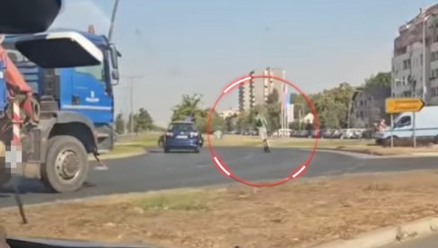 VOZAČ TROTINETA RAZBESNEO NOVOSAĐANE: Vidite ŠTA je radio u KRUŽNOM toku! Da li je pogrešio? (FOTO) VOZAČ TROTINETA RAZBESNEO NOVOSAĐANE: Vidite ŠTA je radio u KRUŽNOM toku! Da li je pogrešio? (FOTO)