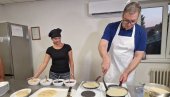 ВУЧИЋ ВОЈНИЦИМА НАПРАВИО ПАЛАЧИНКЕ: Што ми добро стоји кецеља, је л’ да? (ВИДЕО) ВУЧИЋ ВОЈНИЦИМА НАПРАВИО ПАЛАЧИНКЕ: Што ми добро стоји кецеља, је л’ да? (ВИДЕО)