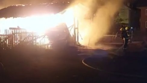 VELIKI POŽAR U NOVOM PAZARU: Ekipe na terenu, pokušavaju da savladaju vatru VELIKI POŽAR U NOVOM PAZARU: Ekipe na terenu, pokušavaju da savladaju vatru