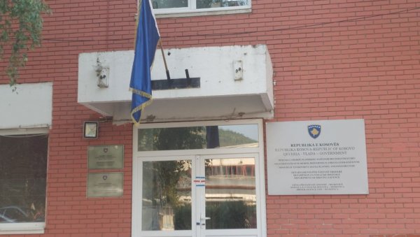 СЕДМИ ДАН БЛОКАДЕ СРПСКИХ ИНСТИТУЦИЈА НА СЕВЕРУ КОСОВА И МЕТОХИЈЕ: На згради Привременог органа тзв. застава Косова СЕДМИ ДАН БЛОКАДЕ СРПСКИХ ИНСТИТУЦИЈА НА СЕВЕРУ КОСОВА И МЕТОХИЈЕ: На згради Привременог органа тзв. застава Косова