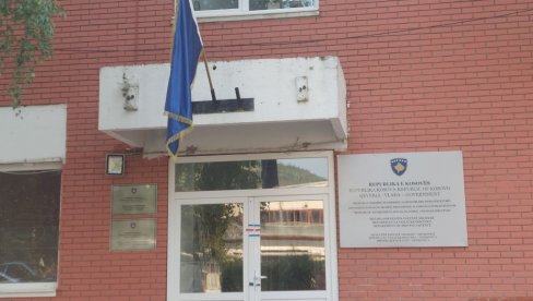 SEDMI DAN BLOKADE SRPSKIH INSTITUCIJA NA SEVERU KOSOVA I METOHIJE: Na zgradi Privremenog organa tzv. zastava Kosova SEDMI DAN BLOKADE SRPSKIH INSTITUCIJA NA SEVERU KOSOVA I METOHIJE: Na zgradi Privremenog organa tzv. zastava Kosova