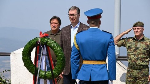 NEKA IM JE VEČNA SLAVA Vučić položio venac na Spomen-kosturnicu Gučevo NEKA IM JE VEČNA SLAVA Vučić položio venac na Spomen-kosturnicu Gučevo