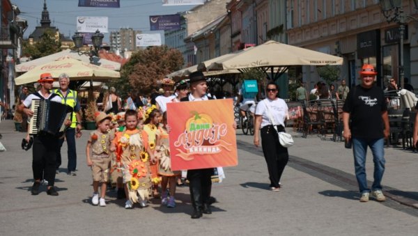 НАРАНЏАСТИ КАРАВАН КРЕНУО ИЗ КИКИНДЕ“: Маскирана деца позивају госте на „Дане лудаје“ (Фото) НАРАНЏАСТИ КАРАВАН КРЕНУО ИЗ КИКИНДЕ“: Маскирана деца позивају госте на „Дане лудаје“ (Фото)