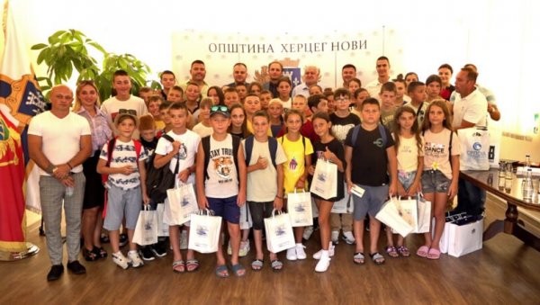 ТРАДИЦИЈА ПУНА ЕМОЦИЈА: Малишани са Космета у Херцег Новом ТРАДИЦИЈА ПУНА ЕМОЦИЈА: Малишани са Космета у Херцег Новом