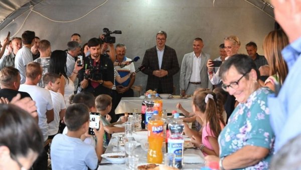 ПОСЕБНО САМ СРЕЋАН ШТО ЈЕ СА НАМА СУПРУГА МИЛЕНКА ПАВЛОВИЋА: Вучић са мештанима Горње Мале (ВИДЕО) ПОСЕБНО САМ СРЕЋАН ШТО ЈЕ СА НАМА СУПРУГА МИЛЕНКА ПАВЛОВИЋА: Вучић са мештанима Горње Мале (ВИДЕО)