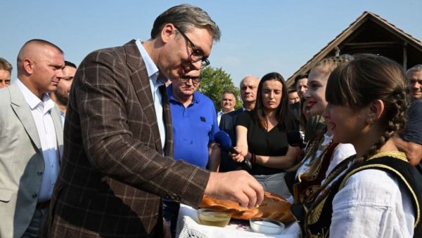 У ЦЕЛОМ ОВОМ КРАЈУ ПУТЕВИ СУ ГЛАВНО ПИТАЊЕ: Председник Вучић у Подрињу са мештанима (ФОТО) У ЦЕЛОМ ОВОМ КРАЈУ ПУТЕВИ СУ ГЛАВНО ПИТАЊЕ: Председник Вучић у Подрињу са мештанима (ФОТО)