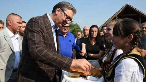 U CELOM OVOM KRAJU PUTEVI SU GLAVNO PITANJE: Predsednik Vučić u Podrinju sa meštanima (FOTO) U CELOM OVOM KRAJU PUTEVI SU GLAVNO PITANJE: Predsednik Vučić u Podrinju sa meštanima (FOTO)