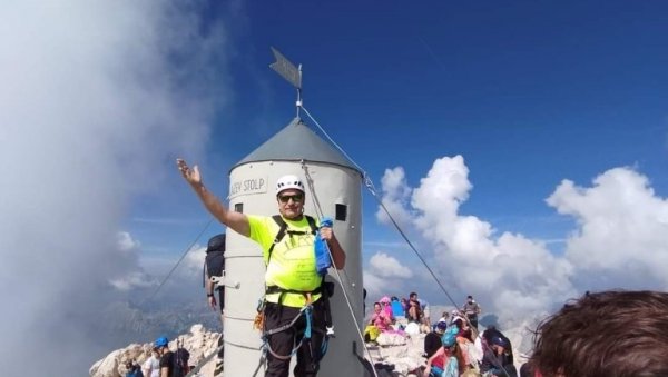 КАД ТЕ ПЛАНИНА СНАЖНО ПРИГРЛИ: Драго Ђокић из Арадца код Зрењанина освојио највиши врх Триглава КАД ТЕ ПЛАНИНА СНАЖНО ПРИГРЛИ: Драго Ђокић из Арадца код Зрењанина освојио највиши врх Триглава