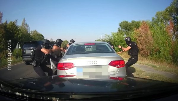 СПЕЦИЈАЛЦИ УХАПСИЛИ КРИЈУМЧАРЕ ЉУДИ КОД СОМБОРА: Опколи ауди, па излетели са пиштољима (ВИДЕО) СПЕЦИЈАЛЦИ УХАПСИЛИ КРИЈУМЧАРЕ ЉУДИ КОД СОМБОРА: Опколи ауди, па излетели са пиштољима (ВИДЕО)