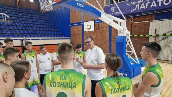 НЕМА ПОПУШТАЊА И ЛАКИХ ПОЕНА: Председник Вучић одржао тренинг деци у КК Лозница (ФОТО/ВИДЕО) НЕМА ПОПУШТАЊА И ЛАКИХ ПОЕНА: Председник Вучић одржао тренинг деци у КК Лозница (ФОТО/ВИДЕО)