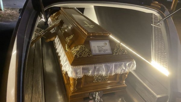 САНДУК СА БОРИНИМ ТЕЛОМ САЧЕКАО ПРИЈАТЕЉ ИЗ ДЕТИЊСТВА: У тренутку кад је стигао почела да пада киша (ФОТО/ВИДЕО) САНДУК СА БОРИНИМ ТЕЛОМ САЧЕКАО ПРИЈАТЕЉ ИЗ ДЕТИЊСТВА: У тренутку кад је стигао почела да пада киша (ФОТО/ВИДЕО)