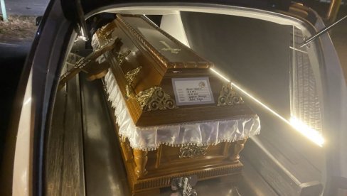 SANDUK SA BORINIM TELOM SAČEKAO PRIJATELJ IZ DETINJSTVA: U trenutku kad je stigao počela da pada kiša (FOTO/VIDEO) SANDUK SA BORINIM TELOM SAČEKAO PRIJATELJ IZ DETINJSTVA: U trenutku kad je stigao počela da pada kiša (FOTO/VIDEO)
