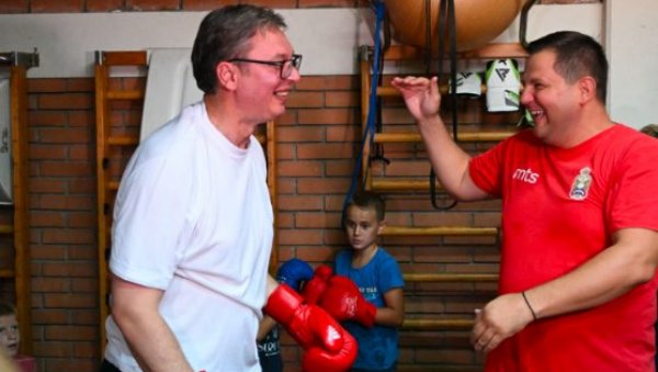 ЗНАО САМ ЈА ДА БОКС НИЈЕ СПОРТ ЗА МЕНЕ: Вучић као гост школе бокса у Лозници ЗНАО САМ ЈА ДА БОКС НИЈЕ СПОРТ ЗА МЕНЕ: Вучић као гост школе бокса у Лозници