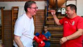 ЗНАО САМ ЈА ДА БОКС НИЈЕ СПОРТ ЗА МЕНЕ: Вучић као гост школе бокса у Лозници ЗНАО САМ ЈА ДА БОКС НИЈЕ СПОРТ ЗА МЕНЕ: Вучић као гост школе бокса у Лозници