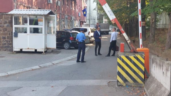 ОСМИ ДАН ЈЕ БЛОКАДЕ СРПСКИХ ИНСТИТУЦИЈА НА СЕВЕРУ КОСОВА И МЕТОХИЈЕ: Јутрос саслушање Зорана Тодића, председника ПО Лепосавића ОСМИ ДАН ЈЕ БЛОКАДЕ СРПСКИХ ИНСТИТУЦИЈА НА СЕВЕРУ КОСОВА И МЕТОХИЈЕ: Јутрос саслушање Зорана Тодића, председника ПО Лепосавића