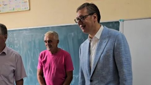 SJAJNE VESTI ZA DECU U SELIMA KOD LOZNICE: Vučić otkrio - Stižu kompjuteri, sala, a uredićemo učionice i napraviti nove toalete (VIDEO) SJAJNE VESTI ZA DECU U SELIMA KOD LOZNICE: Vučić otkrio - Stižu kompjuteri, sala, a uredićemo učionice i napraviti nove toalete (VIDEO)
