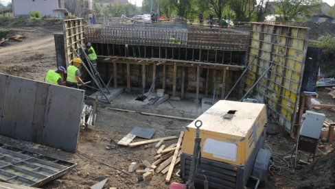 GRADI SE MOST U KOVAČIMA: Obnova saobraćajne infrastrukture u kraljevačkom kraju GRADI SE MOST U KOVAČIMA: Obnova saobraćajne infrastrukture u kraljevačkom kraju