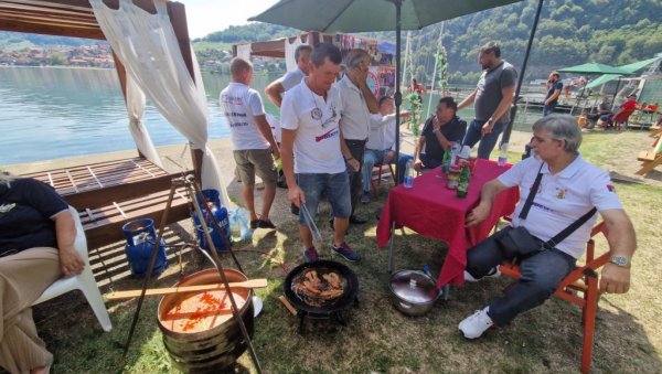 СПРЕМАМО ДРИНСКУ РИБУ ЗА ПРЕДСЕДНИКА Риболовци чекају Вучића који са Додиком стиже чамцем преко реке (ФОТО/ВИДЕО) СПРЕМАМО ДРИНСКУ РИБУ ЗА ПРЕДСЕДНИКА Риболовци чекају Вучића који са Додиком стиже чамцем преко реке (ФОТО/ВИДЕО)