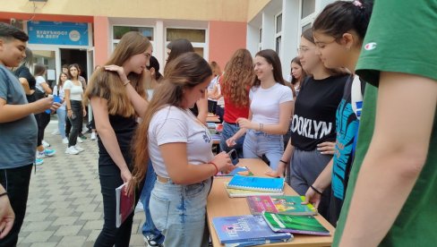 УЏБЕНИЦИ ПРОМЕНИЛИ ВЛАСНИКЕ: Успео базар половних књига у Технолошкој школи (ФОТО) УЏБЕНИЦИ ПРОМЕНИЛИ ВЛАСНИКЕ: Успео базар половних књига у Технолошкој школи (ФОТО)