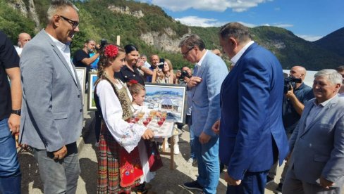 NIKO MI NEĆE NAREĐIVATI SA KIM ĆU I GDE DA SE VIĐAM: Predsednik Aleksandar Vučić iz Podrinja o navodnom njet Putinu i politici Srbije NIKO MI NEĆE NAREĐIVATI SA KIM ĆU I GDE DA SE VIĐAM: Predsednik Aleksandar Vučić iz Podrinja o navodnom njet Putinu i politici Srbije