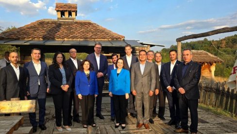 ATMOSFERA JE SJAJNA I SRDAČNA, KAKVA MOŽE DA BUDE SAMO MEĐU ISKRENIM PRIJATELJIMA: Vučić ugostio ambasadore Arapskih zemalja ATMOSFERA JE SJAJNA I SRDAČNA, KAKVA MOŽE DA BUDE SAMO MEĐU ISKRENIM PRIJATELJIMA: Vučić ugostio ambasadore Arapskih zemalja