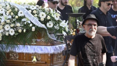 LEGENDA ZA LEGENDU, ČAČANIN ZA ČAČANINA: Vođa Smaka se poklonio Bori Čorbi (FOTO) LEGENDA ZA LEGENDU, ČAČANIN ZA ČAČANINA: Vođa Smaka se poklonio Bori Čorbi (FOTO)