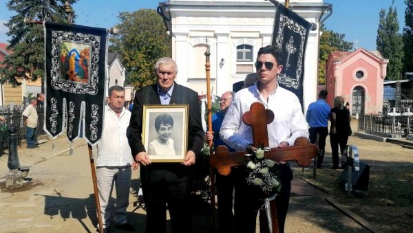 ПОСЛЕДЊИ АПЛАУЗ ЗА РАДУ ЂУРИЧИН: Глумица сахрањена данас на Градском гробљу у Вршцу, у присуству родбине и пријатеља ПОСЛЕДЊИ АПЛАУЗ ЗА РАДУ ЂУРИЧИН: Глумица сахрањена данас на Градском гробљу у Вршцу, у присуству родбине и пријатеља
