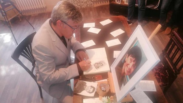 ВРШАЦ ЈЕ И ТВОЈ И МОЈ: Потресно - Син Раде Ђуричин послао последњу поруку мајци (ФОТО) ВРШАЦ ЈЕ И ТВОЈ И МОЈ: Потресно - Син Раде Ђуричин послао последњу поруку мајци (ФОТО)