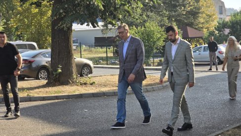 DRŽAVA NIJE IGRAČKA ZA SVAKOGA: Predsednik sumirao posetu Podrinju gde je sa narodom razgovarao o putevima, fabrikama, litijumu, platama DRŽAVA NIJE IGRAČKA ZA SVAKOGA: Predsednik sumirao posetu Podrinju gde je sa narodom razgovarao o putevima, fabrikama, litijumu, platama