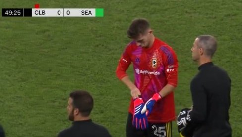 NEVEROVATNA SCENA IZ MLS-A: Nisu imali golmana, pa je igrač morao da brani (VIDEO) NEVEROVATNA SCENA IZ MLS-A: Nisu imali golmana, pa je igrač morao da brani (VIDEO)