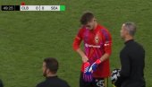 NEVEROVATNA SCENA IZ MLS-A: Nisu imali golmana, pa je igrač morao da brani (VIDEO) NEVEROVATNA SCENA IZ MLS-A: Nisu imali golmana, pa je igrač morao da brani (VIDEO)