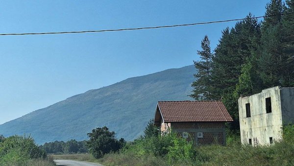 ЖИВОТ БЕЗ ВОДОВОДА И ПУТЕВА: Српски повратници у селу Губин код Ливна принуђени да воду купују у цистернама ЖИВОТ БЕЗ ВОДОВОДА И ПУТЕВА: Српски повратници у селу Губин код Ливна принуђени да воду купују у цистернама