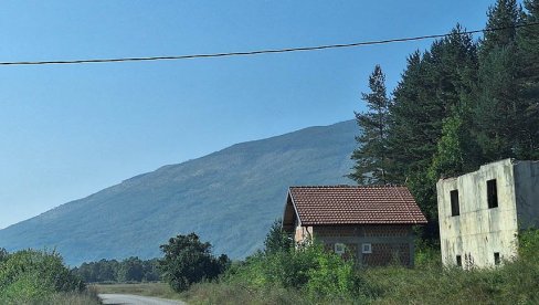 ŽIVOT BEZ VODOVODA I PUTEVA: Srpski povratnici u selu Gubin kod Livna prinuđeni da vodu kupuju u cisternama ŽIVOT BEZ VODOVODA I PUTEVA: Srpski povratnici u selu Gubin kod Livna prinuđeni da vodu kupuju u cisternama