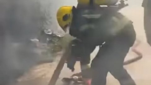 POŽAR KOD ZEMUN POLJA: Gorele kuća i šupa, vlasnik pokušao da ugasi vatru - završio u bolnici (VIDEO) POŽAR KOD ZEMUN POLJA: Gorele kuća i šupa, vlasnik pokušao da ugasi vatru - završio u bolnici (VIDEO)
