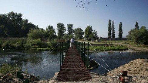 REKA IBAR PRESUŠILA NA NEKOLIKO MESTA: U toku akcija spasavanja ribe REKA IBAR PRESUŠILA NA NEKOLIKO MESTA: U toku akcija spasavanja ribe