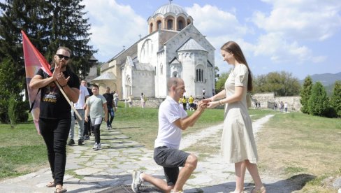 VELJKO ZAPROSIO ISIDORU: Sudbonosno „DA“ u porti manastira Studenice VELJKO ZAPROSIO ISIDORU: Sudbonosno „DA“ u porti manastira Studenice