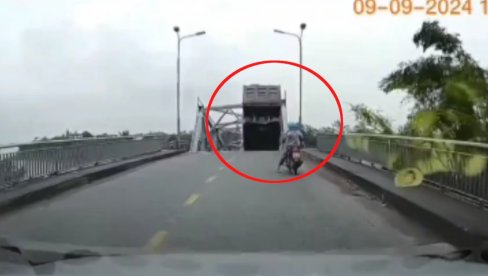 (UZNEMIRUJUĆE) VOZILA POPADALA U REKU NAKON OBRUŠAVANJA MOSTA: Tragične scene u Vijetnamu posle naleta tajfuna (VIDEO) (UZNEMIRUJUĆE) VOZILA POPADALA U REKU NAKON OBRUŠAVANJA MOSTA: Tragične scene u Vijetnamu posle naleta tajfuna (VIDEO)