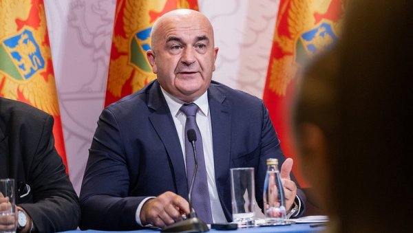 СКУП ЦЕХ КЈУ ГРОЗНИЦЕ: Министар Јоковић негира одговорност за ширење заразе и обећава сточарима надокнаду штете СКУП ЦЕХ КЈУ ГРОЗНИЦЕ: Министар Јоковић негира одговорност за ширење заразе и обећава сточарима надокнаду штете