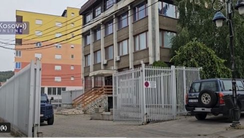 KURTIJEVI SPECIJALCI ODNELI DOKUMENTACIJU IZ TREZORA NBS U LEPOSAVIĆU: Pred zgradom oklopno vozilo i policija (VIDEO) KURTIJEVI SPECIJALCI ODNELI DOKUMENTACIJU IZ TREZORA NBS U LEPOSAVIĆU: Pred zgradom oklopno vozilo i policija (VIDEO)