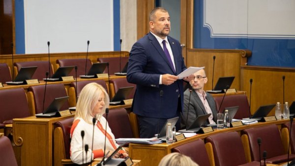 ФРАНЦУСКИ БРОДОВИ У СКУПШТИНИ: Жустра расправа црногорских посланика о билатералном споразуму ФРАНЦУСКИ БРОДОВИ У СКУПШТИНИ: Жустра расправа црногорских посланика о билатералном споразуму